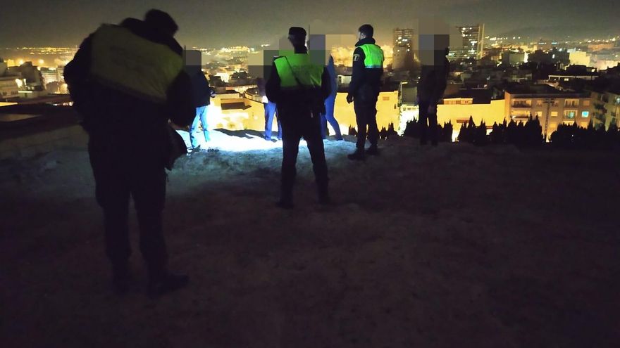La Policía Local disuelve un botellón en la ladera del Castillo San Fernando y una fiesta en vivienda en el operativo anticovid