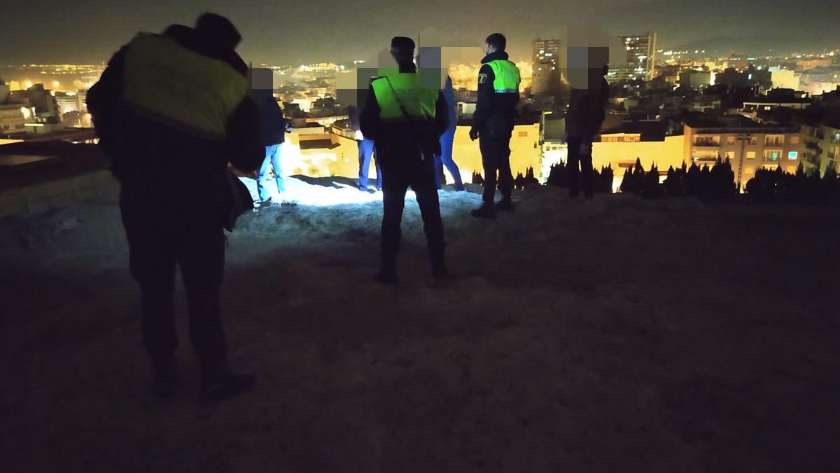 La intervención policial en el botellón de la ladera del Castillo de San Fernando