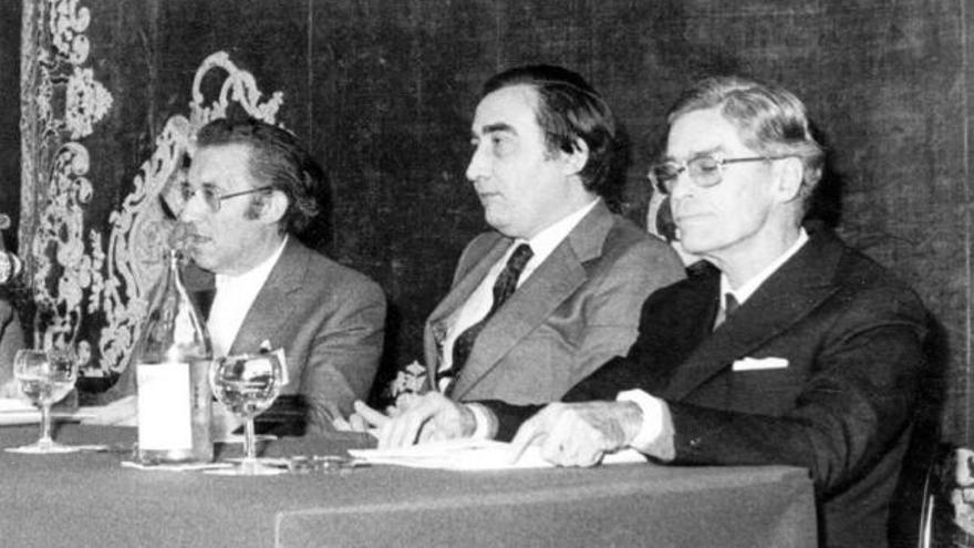 Mario Bunge, a la derecha, junto al entonces director de la Fundación Príncipe de Asturias, Graciano García, y al filósofo Gustavo Bueno, durante el I Congreso de teoría y metodología de las ciencias, celebrado en Oviedo en 1982.