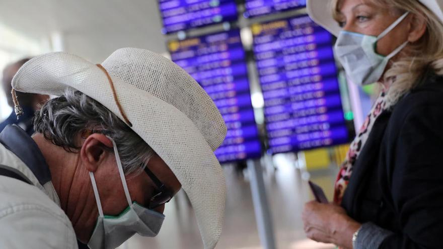 Viajeros en el aeropuerto del Prat.