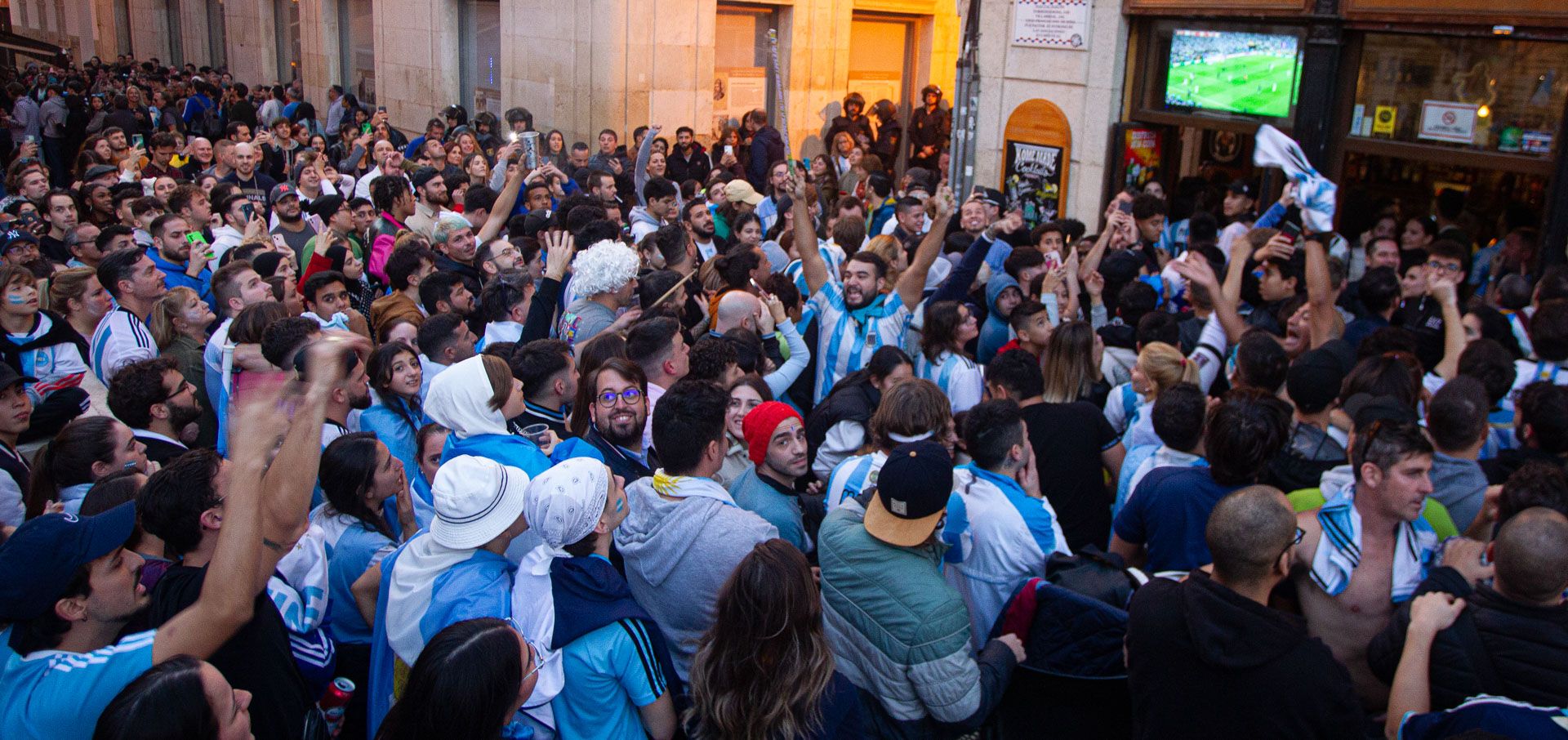 Aficionados argentinos celebran la victoria de su selección en las calles de Alicante