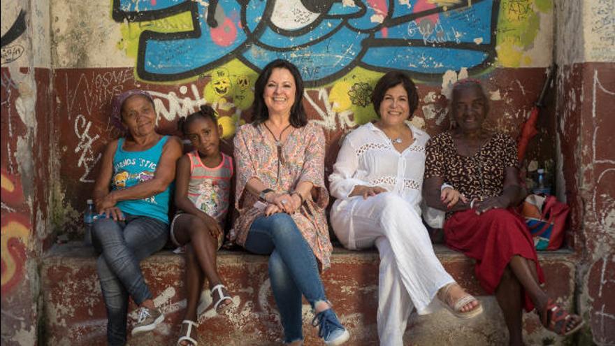 Olga Cerpa, líder de Mestisay, en el centro, junto a la cantante cubana Ivette Cepeda.