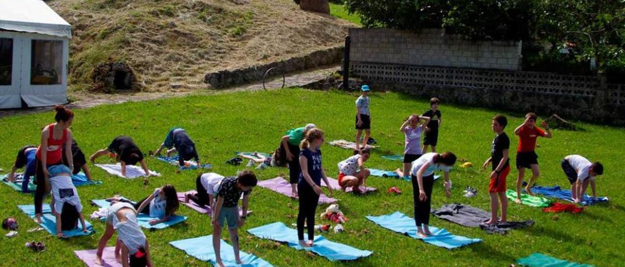 El grupo, durante la clase de yoga infantil impartida en el albergue El Furacu, frente a La Isla.