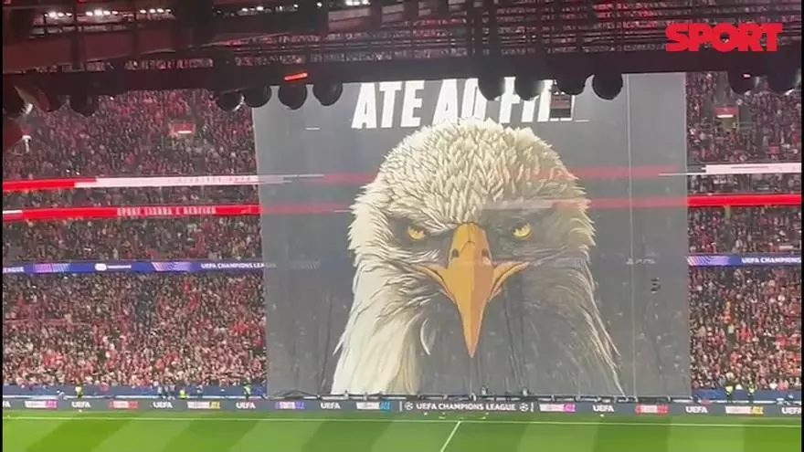 ¡Así ha sido el tifo desplegado el estadio del Benfica antes de iniciar el partido!