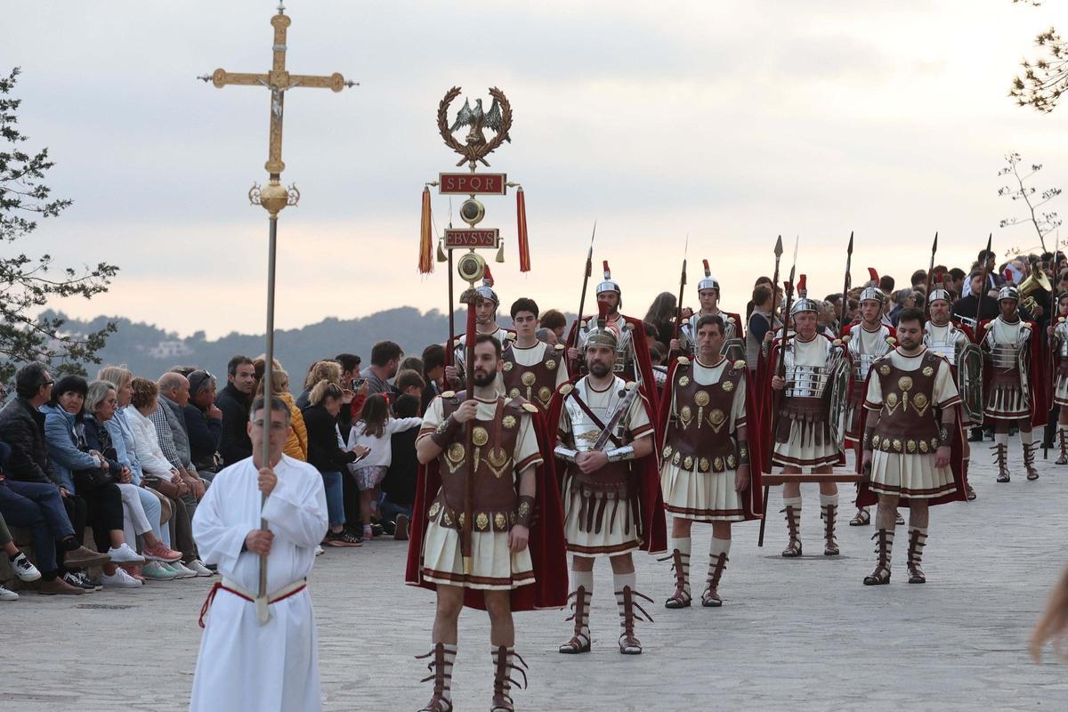 Las mejores imágenes de la procesión del Santo Entierro del Viernes Santo en Santa Eulària