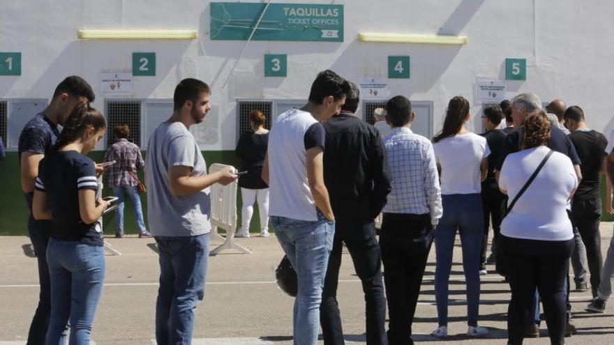 Aficionados del Elche, esta mañana, haciendo colas para comprar entradas