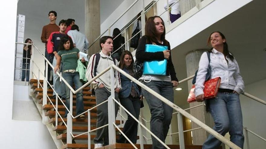 Estudiantes en la Facultad de Económicas de Vigo.