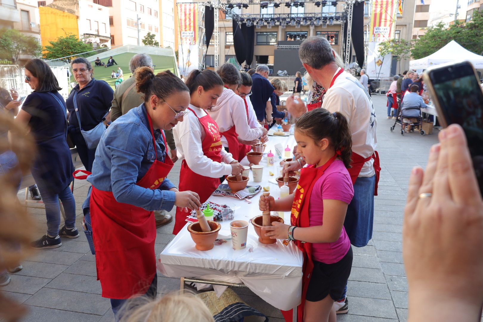 FOTOGALERÍA I Las imágenes de la Nit de la Xulla y del encuentro de elaboración de allioli de las fiestas de Vila-real
