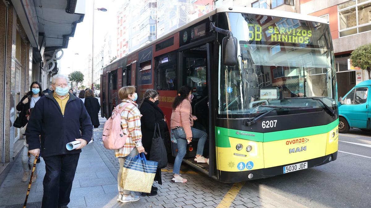 Usuarios suben a un autobús de Vitrasa durante los servicios mínimos por la huelga