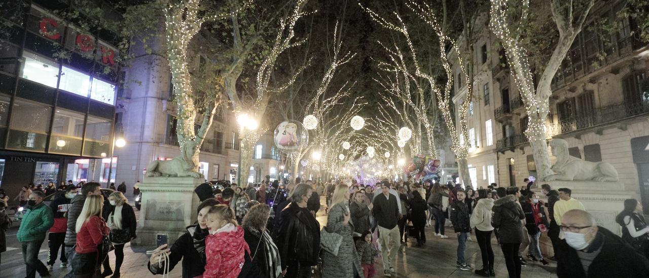 Acumulación de ciudadanos en el paseo del Born contemplando las luces de navidad de Palma
