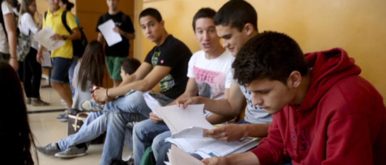 Un 8% de los alumnos becados tienen que devolver la ayuda por no cumplir los requisitos que pide Educación.