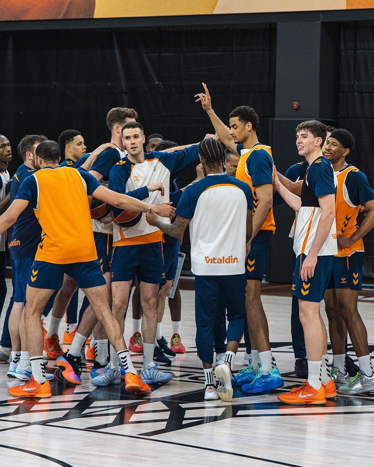 Imagen de grupo en el entrenamiento de Valencia Basket