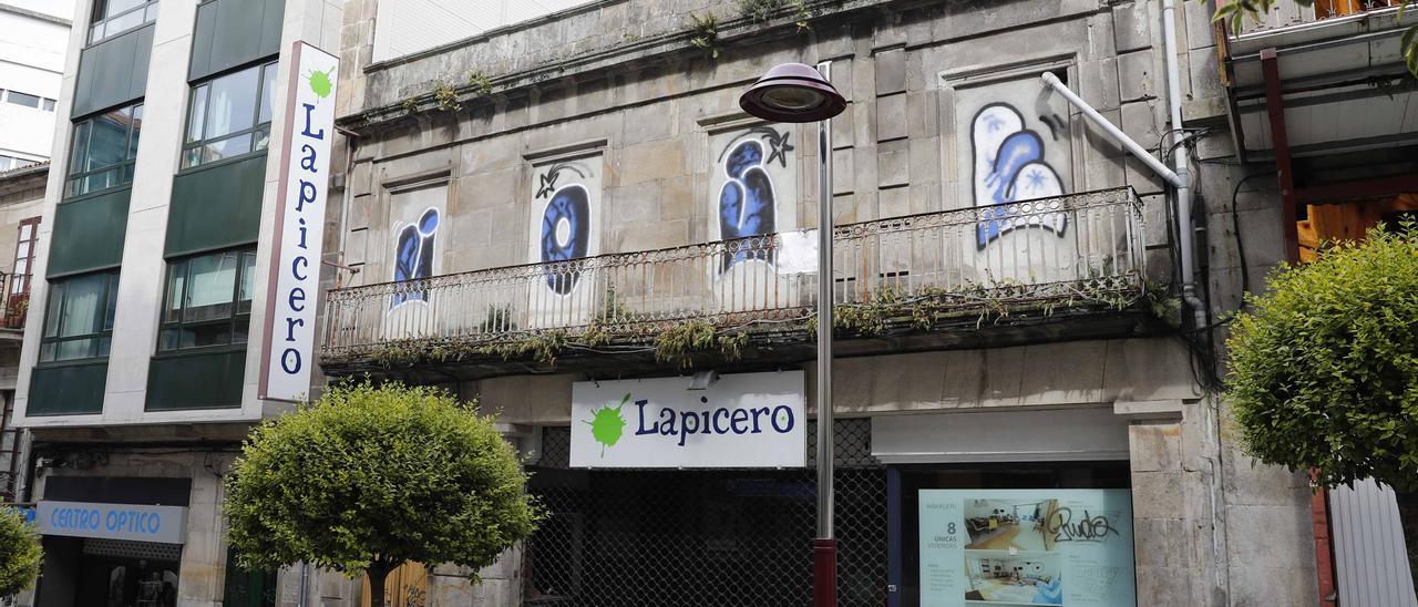 Edificio situado en el número 49 de la calle Velázquez Moreno.