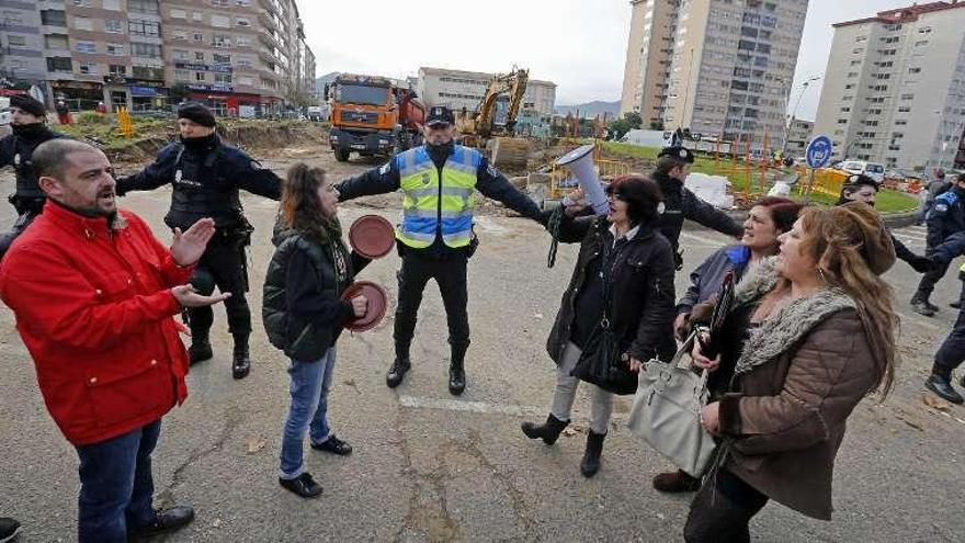 Parte del cordón policial dispuesto para impedir la entrada de los opositores a la obra. // Marta G. Brea