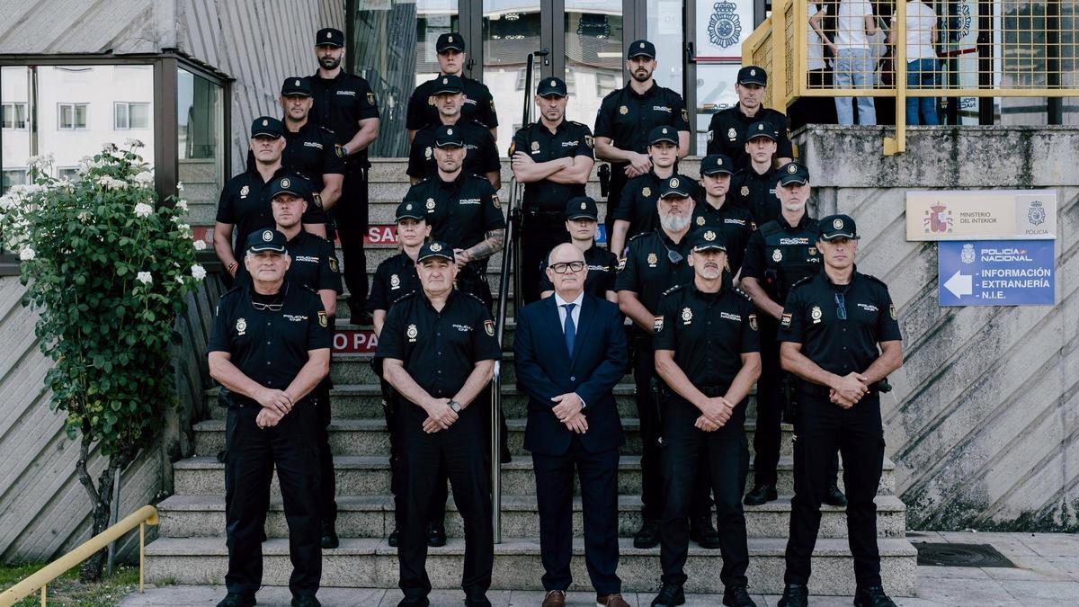 Foto de varios de los nuevos policías destinados a Ourense, incluidos agentes en prácticas.