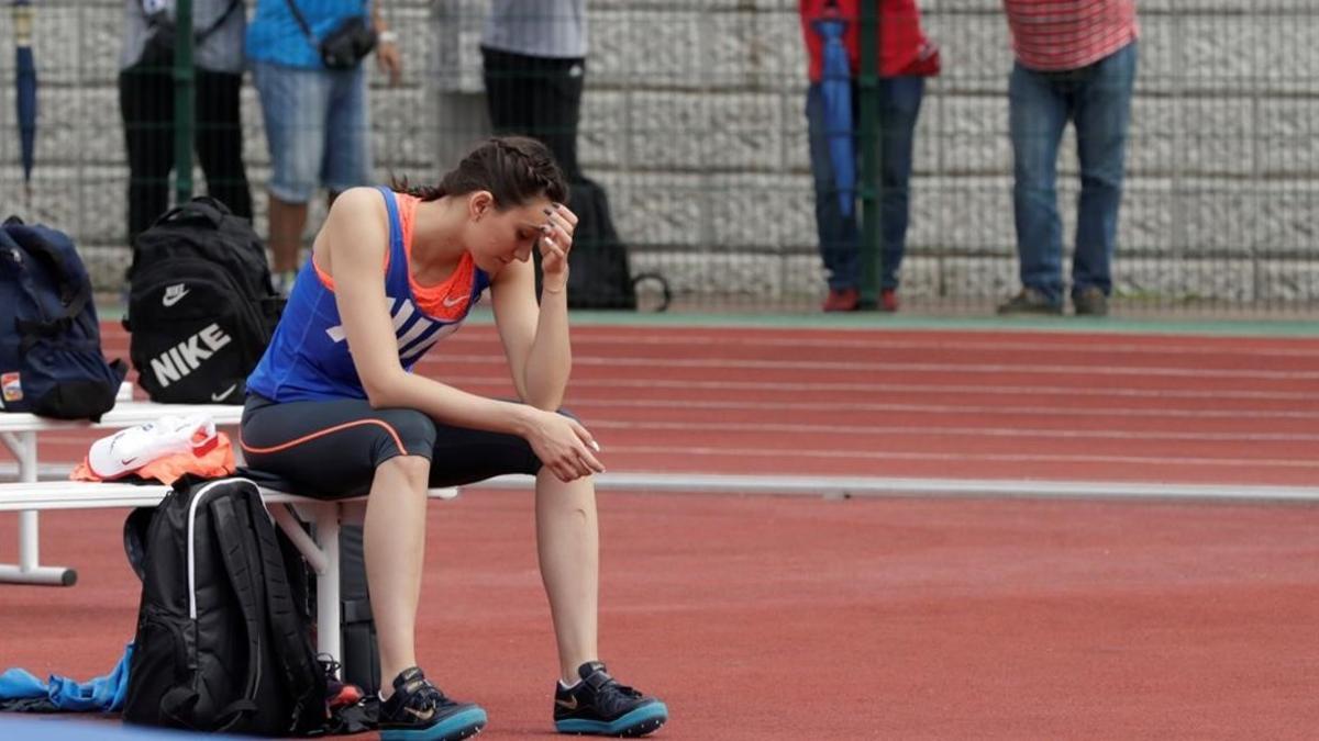 La saltadora de altura Maria Kuchina, cabizbaja, en una competición este jueves en el Meteor Stadium de Rusia.