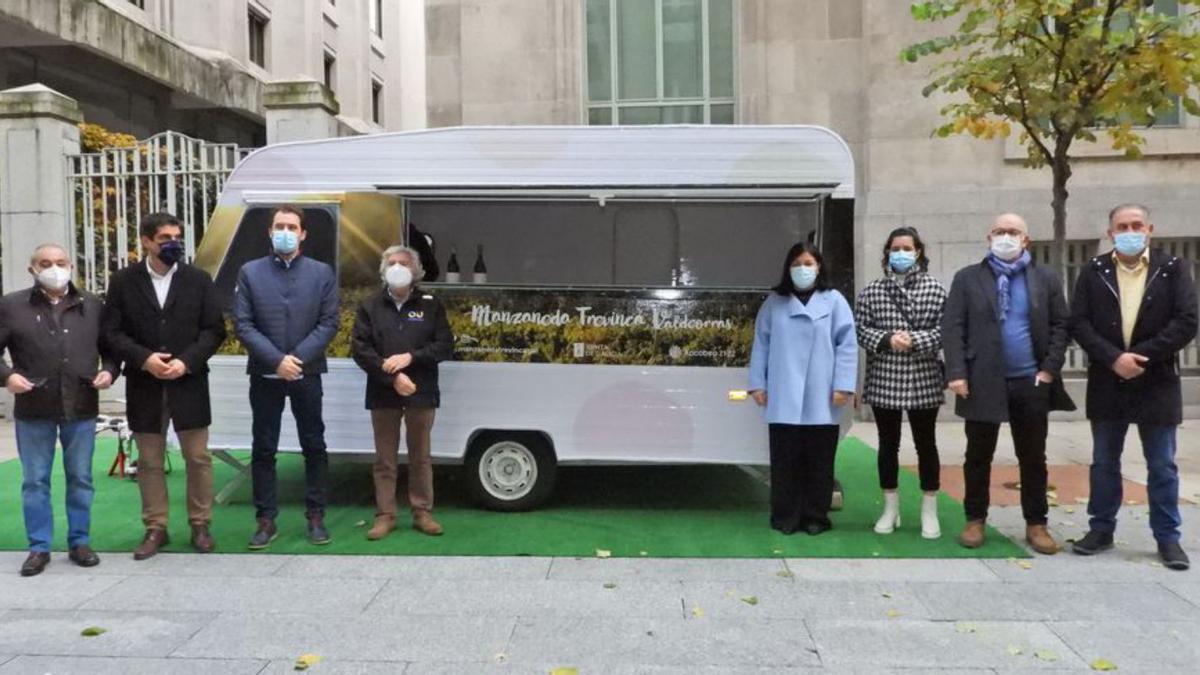 Presentación de la ‘roulotte’ promocional, ayer, en Ourense. |   // FDV