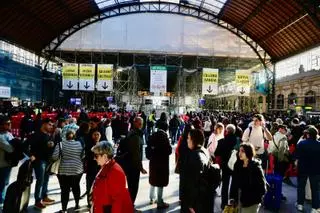 Imágenes de la Estación del Norte colpasada después de más de 3 horas de la mascletà
