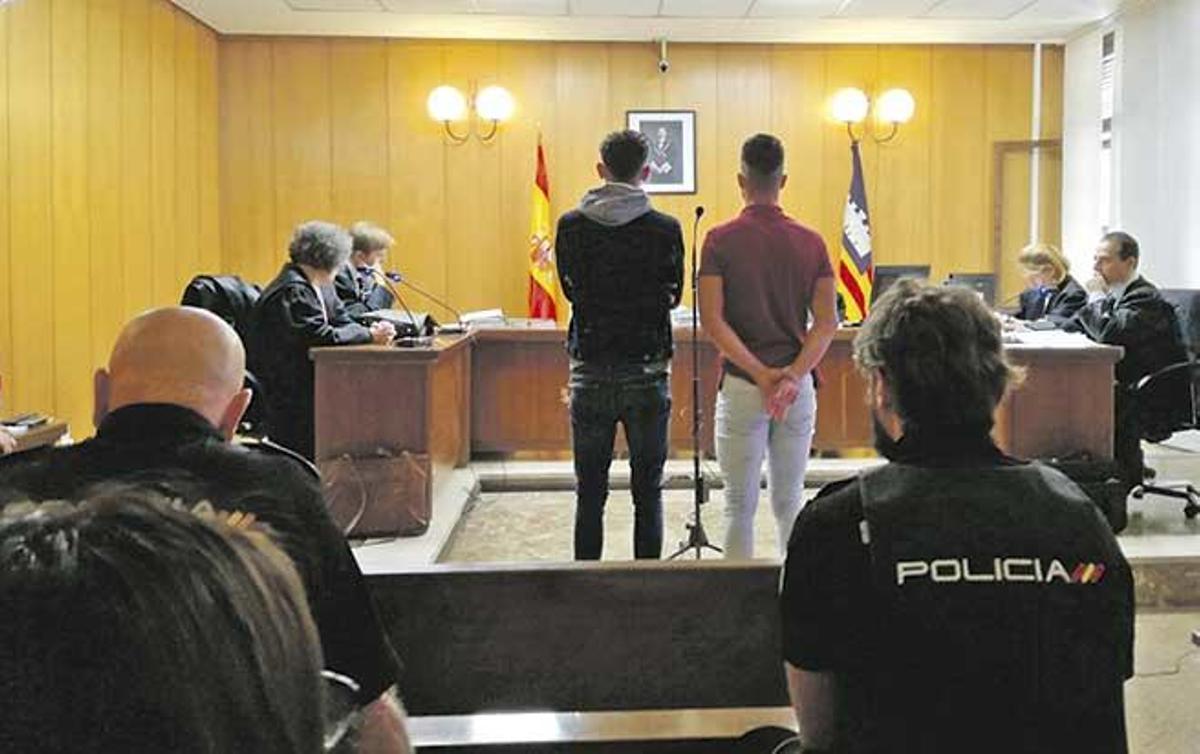 Los dos muchachos acusados, que están presos, ayer durante la vista oral en Vía Alemania, en Palma.