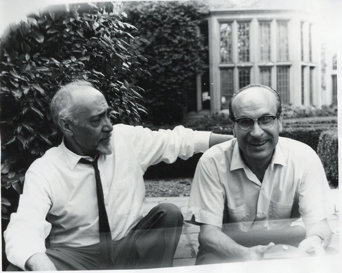 Ramón J. Sender y Marcelino C. Peñuelas, en la casa de este último en Seattle.