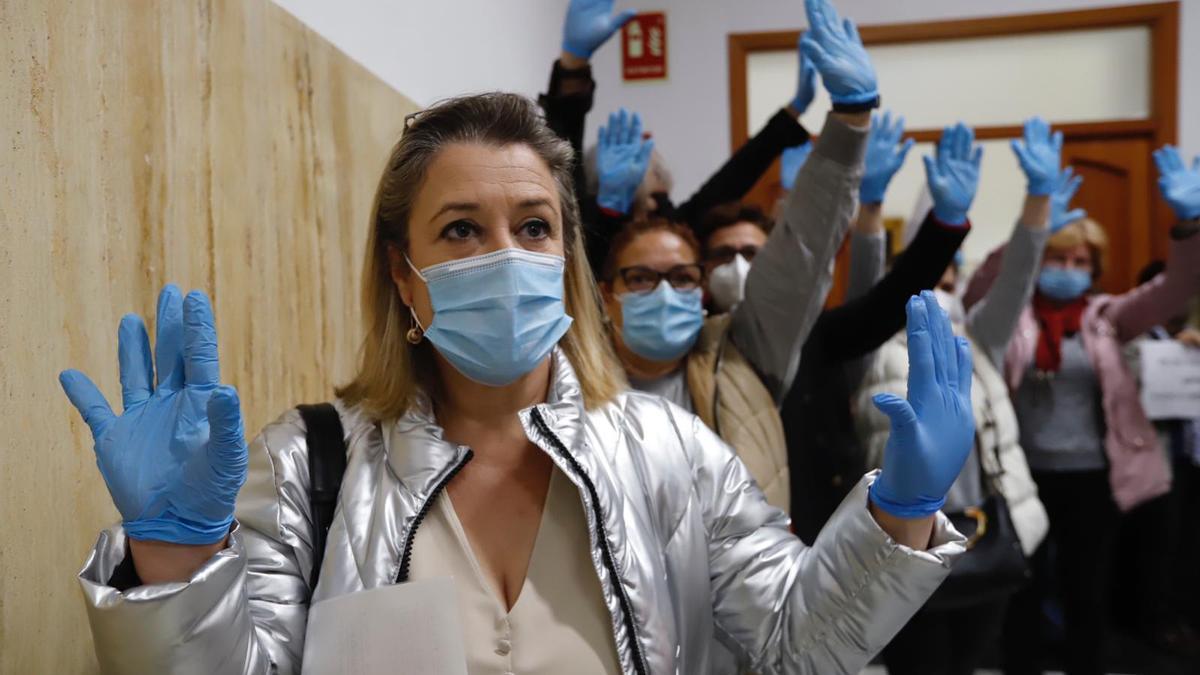 Protesta en el salón de plenos de las empleadas de limpieza del SAS.