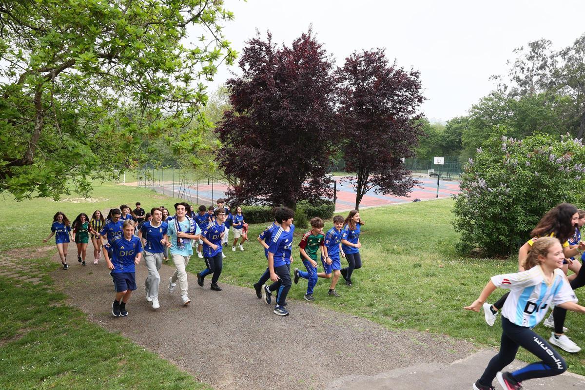 EN IMÁGENES: Los alumnos del colegio École se visten de azul para apoyar al Real Oviedo