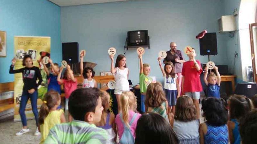 Niños y mayores disfrutan el teatro infantil en Sejas