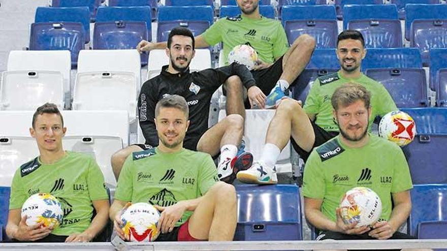 Tomaz, Joselito, Favero, Éder, Maico y Manu posan ayer en las gradas de Son Moix.