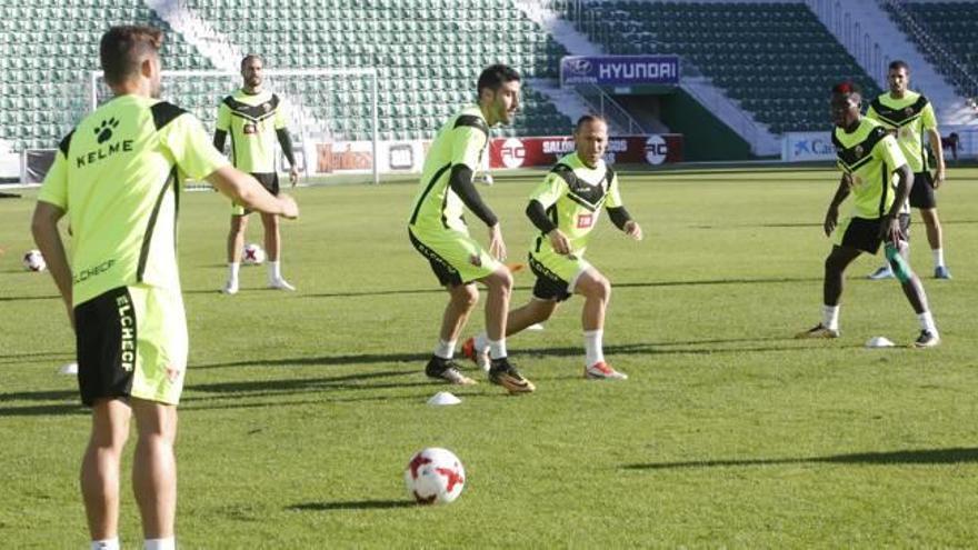Los jugadores del Elche entrenando en el Martínez Valero, con Nino y Benja en el centro.