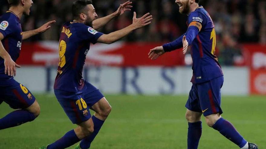 Messi celebra su gol, el que dio el empate al Barça, junto a Jordi Alba y Denis Suárez. // Reuters