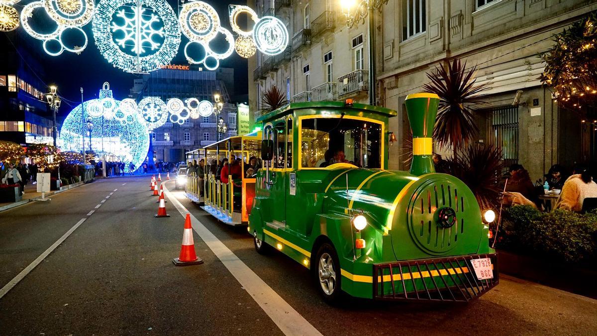 Uno de los tres trenes de la Navidad de Vigo pasando por Urzáiz.