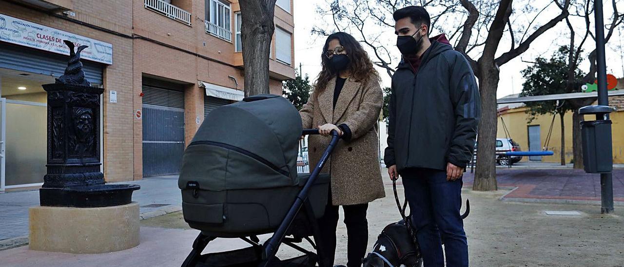 Una pareja de Castellar,
que ha tenido su hijo durante 
la pandemia.  m.A.MONTESINOS