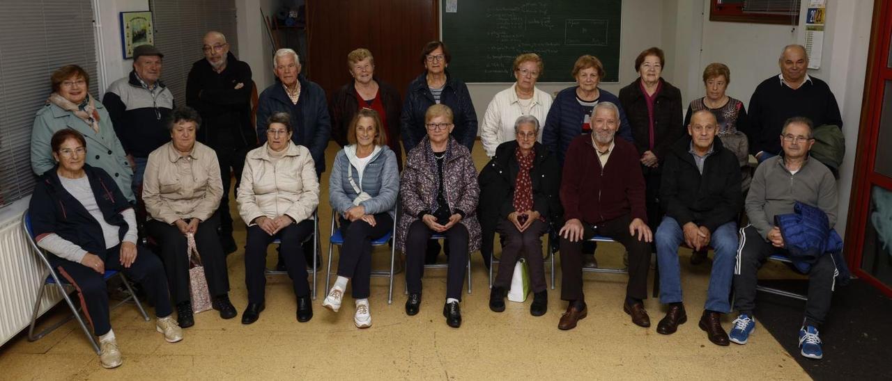 Integrantes de la directiva y socios y socias de la entidad vecinal de la parroquia viguesa.