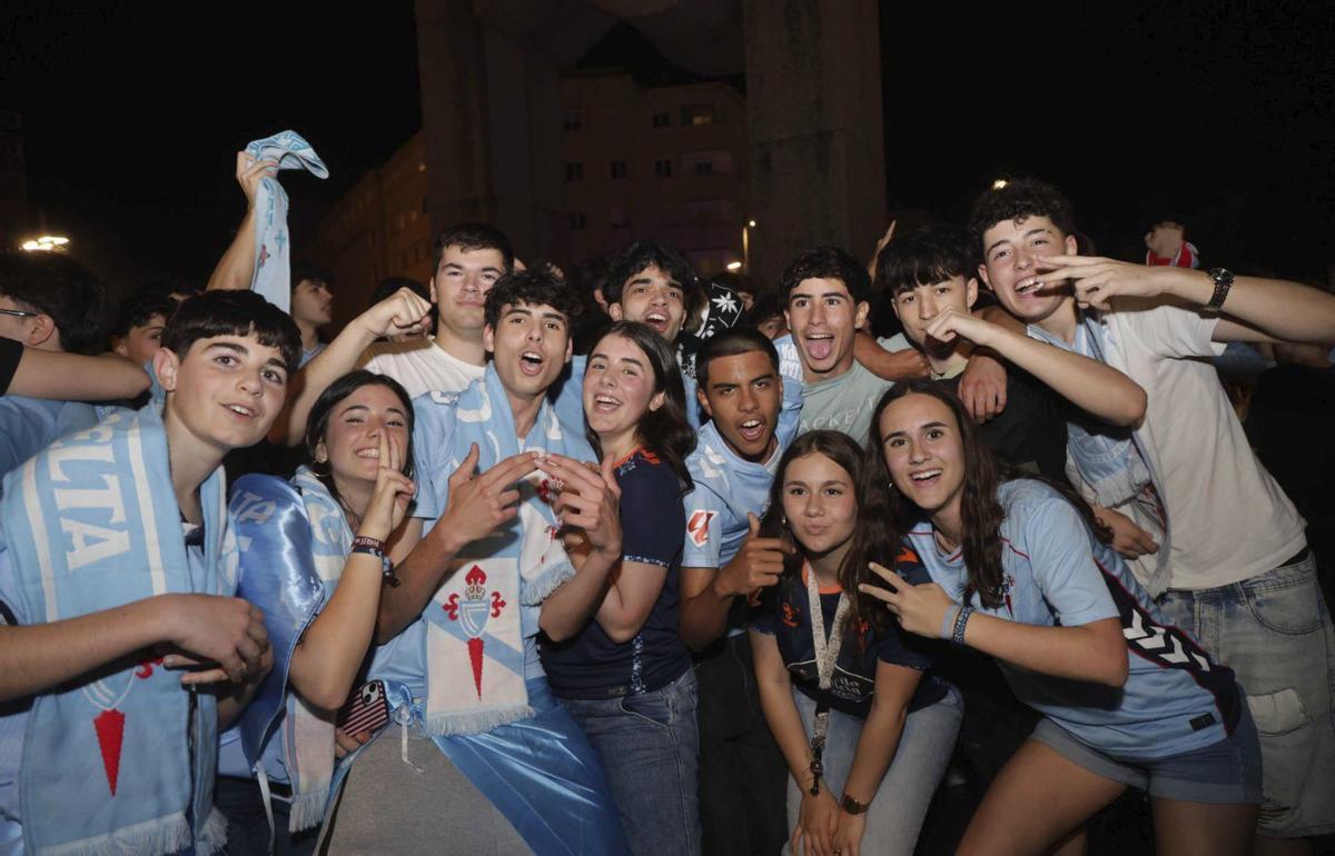 Un grupo de aficionados, ayer en Praza América. | PABLO HERNÁNDEZ GAMARRA