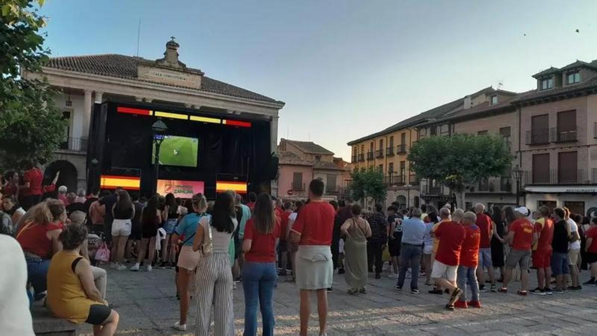 Pantalla gigante instalada para la final de la Eurocopa 2024 entre España e Inglaterra.