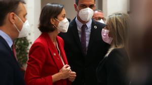 El presidente del Gobierno, Pedro Sánchez, conversa con la ministra de Industria, Reyes Maroto, y la alcaldesa de Toledo, Milagros Tolón (d), en la presentación del proyecto ’Haciendo de España un polo industrial del hidrógeno verde en Europa’, este 24 de mayo en la capital castellanomanchega. 