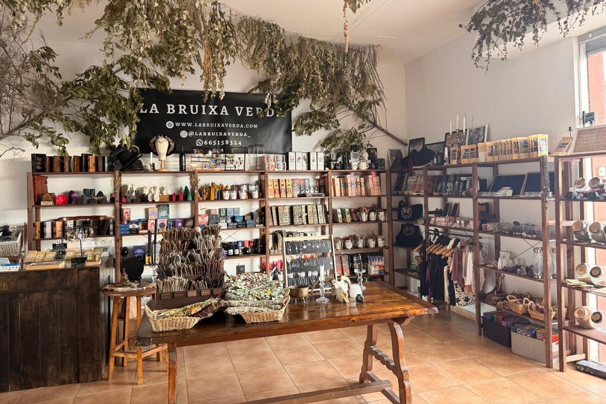 Interior de la tienda La Bruixa Verda, en Hostalric.