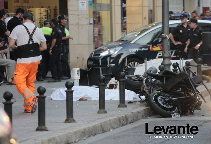 Una fallecida y 16 heridos al estrellarse una moto contra una terraza en Benicalap