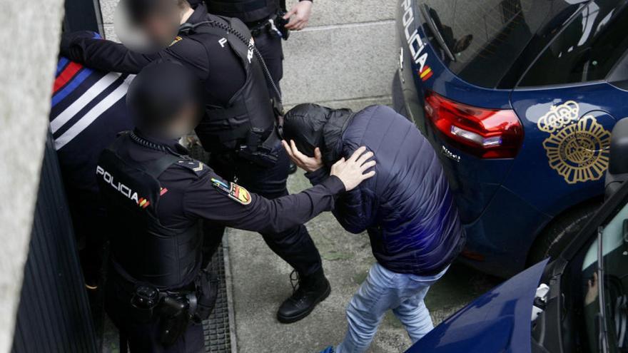 Los agentes conducen a los detenidos en la macrooperación antidroga de Galicia.