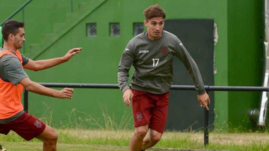 Berrocal, con el balón, durante un entrenamiento. // Rafa Vázquez