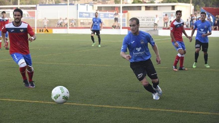 Imagen del partido de la primera eliminatoria copera que jugó el Formentera en el campo del Atlético Saguntino.