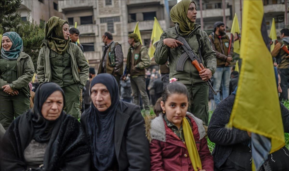 Mujeres combatientes de las Fuerzas Democráticas Sirias SDF asisten a una manifestación en apoyo del líder militante kurdo Abdullah Ocalan en la ciudad de Qamishli de mayoría kurda en el noreste de Siria.