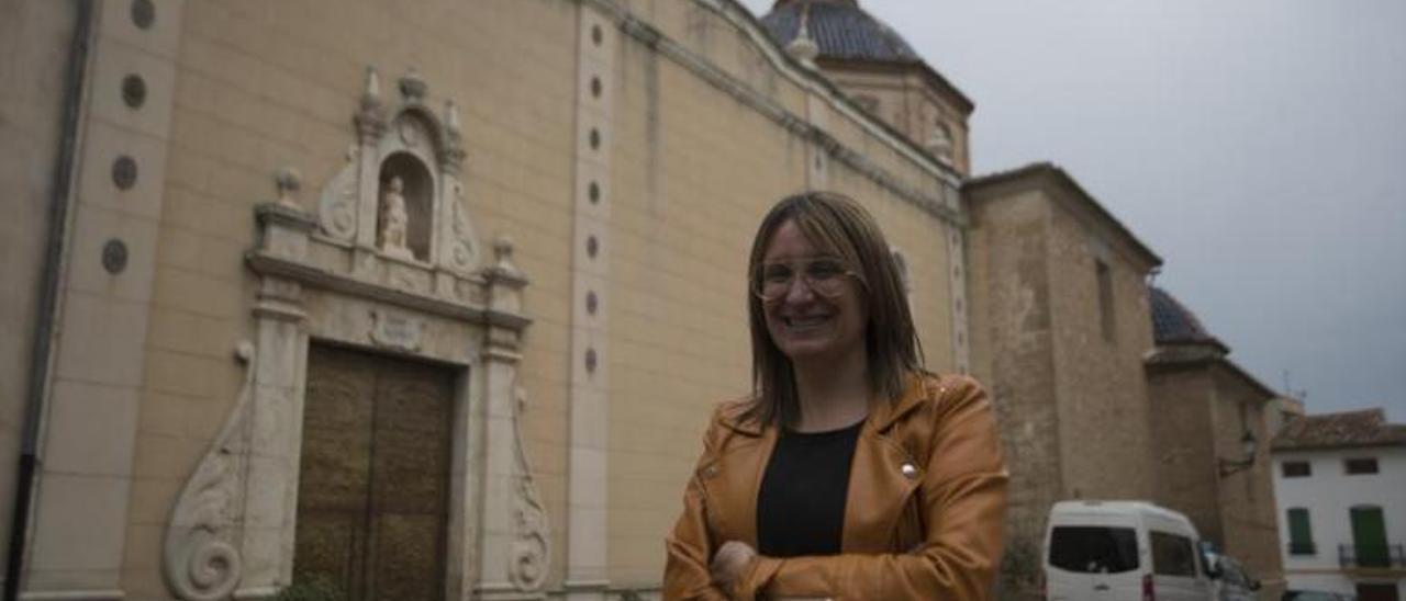 Maria Ángeles Beaus frenta a la parroquia Nuestra Señora de La Paz.  | NOMBRE FEQWIEOTÓGRAFO