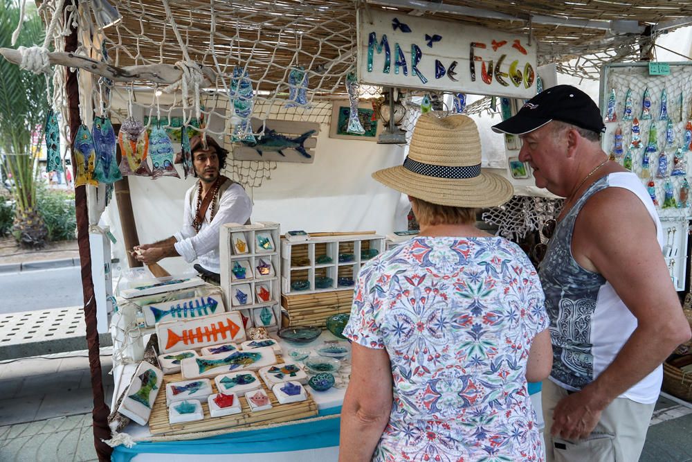 Una banda de música andalusí y una bailarina oriental inauguran el Mercado Marinero Medieval, que se celebrará hasta el domingo con más de 100 pouestos de artesanía y gastronomía.