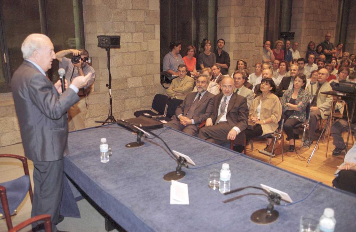 Conferència de Joan Oró a la Fontana d’Or de Girona, l’any 2000.