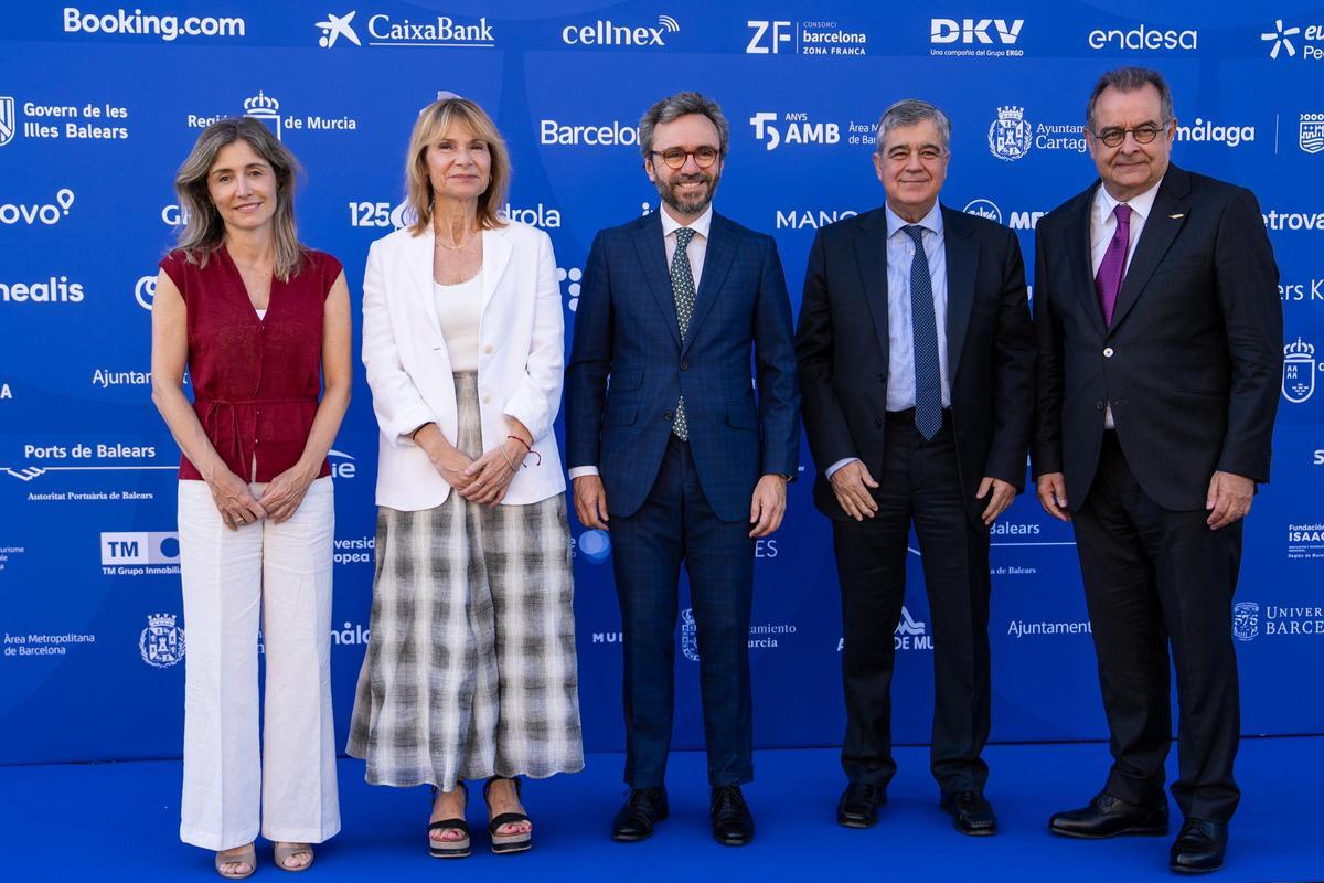 De izquierda a derecha, Ainhoa Moll Sarasola, directora editorial de Prensa Ibérica; Lluïsa Moret, presidenta de la Diputació de Barcelona y alcaldesa de Sant Boi de Llobregat; Aitor Moll Sarasola, consejero delegado de Prensa Ibérica; Josep Maria Coronas Guinart, director general de la Fundación "la Caixa"; y Albert Sáez, director general de contenidos y RRII de Prensa Ibérica.