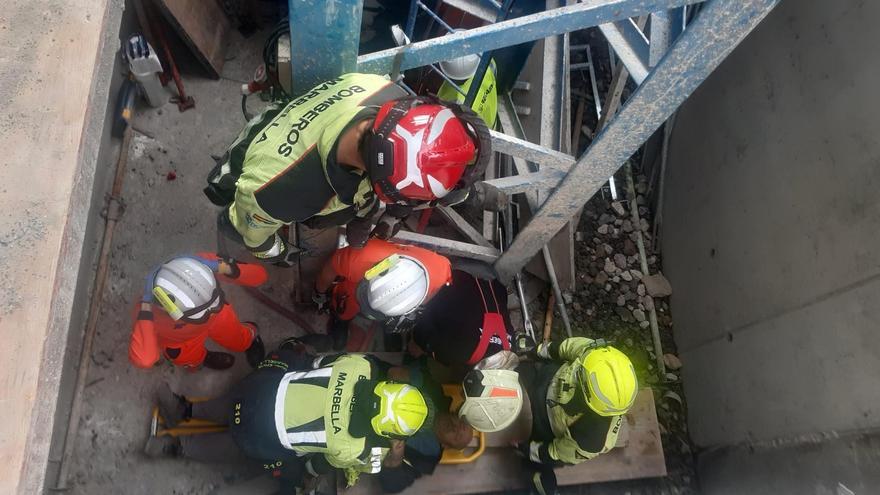 Rescatan a un trabajador que se había caído al foso de una grúa en San Pedro Alcántara