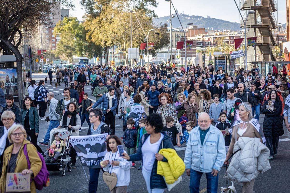 Los vecinos del parque Joan Miró vuelven a pedir que se mantenga la arboleda