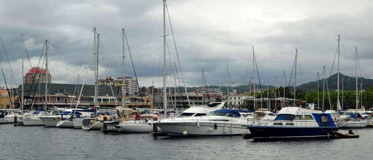 Uno de los vertidos del saneamiento llegó a aguas del Puerto Deportivo. // Iñaki Abella