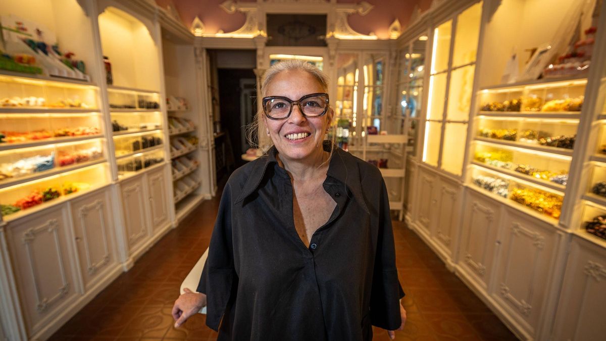 Geòrgia Mainou, propietaria de la veterana tienda de golosinas 1800